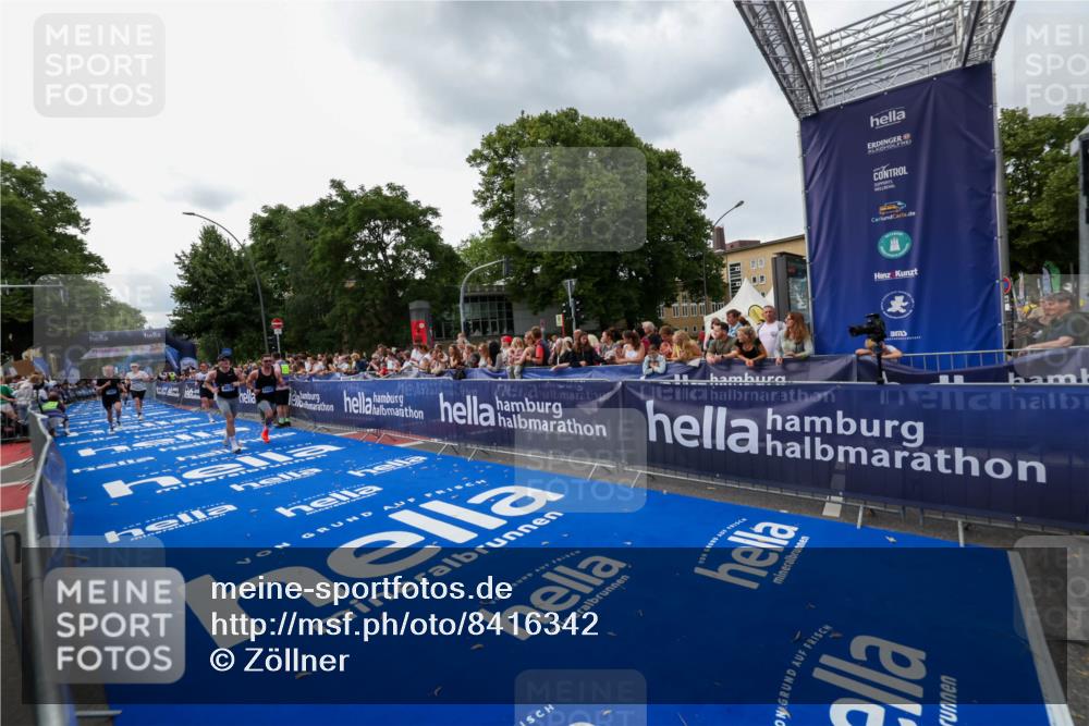 29.06.2025 - hella hamburg halbmarathon Zöllner http://msf.ph/oto/8416342 29.06.2025 10:27:33 Ziel 4678, 9804, 12341, 13941, 18567, 19114 meine-sportfotos.de