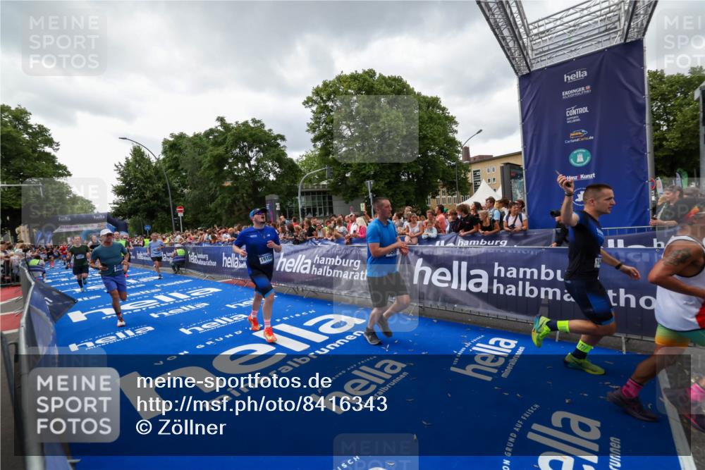 29.06.2025 - hella hamburg halbmarathon Zöllner http://msf.ph/oto/8416343 29.06.2025 10:49:59 Ziel 2540, 3692, 3852, 4017, 5460, 7100, 8454, 8455, 9126, 9213, 9491, 9597, 12271, 12527, 12733, 13463, 16716, 16732, 16887, 19109, 19112, 19122 meine-sportfotos.de