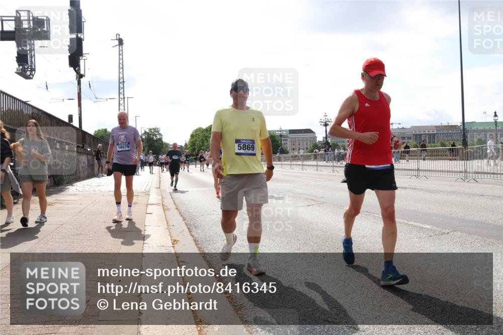 29.06.2025 - hella hamburg halbmarathon Lena Gebhardt http://msf.ph/oto/8416345 29.06.2025 10:05:12 Lombardsbrücke 16579, 5869, 1126, 1316, 1559, 1863, 1981, 2288, 2298, 2424, 2463, 2628, 2698, 3071, 3413, 3578, 4014, 4220, 4394, 4538, 4951, 5073, 6059, 6907, 6908, 7302, 7826, 8049, 8089, 8999, 9007, 9019, 9075, 9165, 9559, 9680, 10694, 11088, 11551, 11595, 11784, 11873, 12125, 12557, 13221, 13242, 13327, 13717, 14203, 16092, 16134, 16357, 16478, 16546, 16579, 16847, 16995, 17112, 17707, 17814, 17818, 18189, 18616, 18617, 19034 meine-sportfotos.de