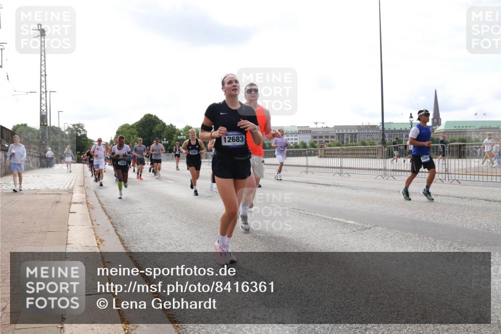 29.06.2025 - hella hamburg halbmarathon Lena Gebhardt http://msf.ph/oto/8416361 29.06.2025 10:17:46 Lombardsbrücke 1498, 12683, 1597, 1015, 1159, 1160, 1204, 1274, 1458, 1477, 1622, 1641, 1749, 1795, 2094, 2259, 2305, 2548, 2860, 2931, 3138, 3292, 3802, 3803, 4194, 4218, 4852, 5002, 5004, 5290, 5611, 5733, 6254, 6336, 6352, 6520, 6786, 7011, 7094, 7258, 7291, 7410, 7413, 7445, 7566, 7641, 7649, 7844, 7882, 8128, 8144, 8210, 8248, 8309, 8351, 8433, 8607, 8799, 8895, 9400, 9717, 9734, 9798, 9848, 9964, 10174, 10332, 10509 meine-sportfotos.de