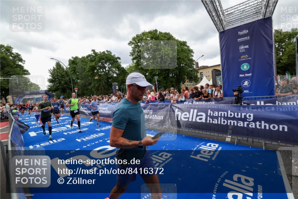 29.06.2025 - hella hamburg halbmarathon Zöllner http://msf.ph/oto/8416372 29.06.2025 10:50:01 Ziel 1321, 2540, 3692, 3852, 7100, 7657, 8454, 8455, 9213, 9491, 12271, 12527, 12733, 13225, 13758, 16716, 16732, 16887, 19112 meine-sportfotos.de