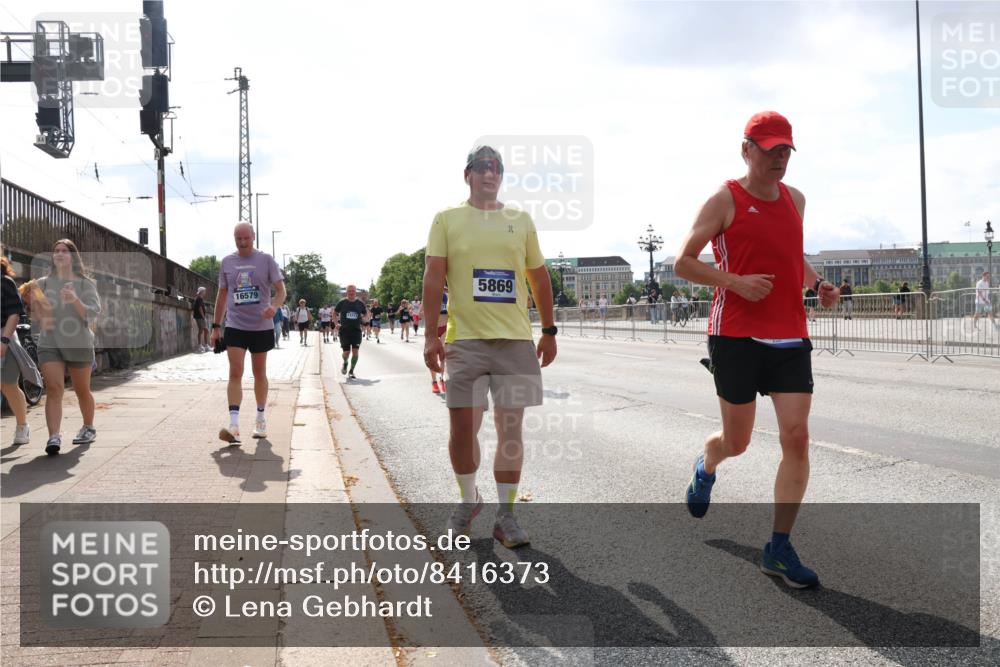 29.06.2025 - hella hamburg halbmarathon Lena Gebhardt http://msf.ph/oto/8416373 29.06.2025 10:05:12 Lombardsbrücke 16579, 5869, 1126, 1316, 1559, 1863, 1981, 2288, 2298, 2424, 2463, 2628, 2698, 3071, 3413, 3578, 4014, 4220, 4394, 4538, 4951, 5073, 6059, 6907, 6908, 7302, 7826, 8049, 8089, 8999, 9007, 9019, 9075, 9165, 9559, 9680, 10694, 11088, 11551, 11595, 11784, 11873, 12125, 12557, 13221, 13242, 13327, 13717, 14203, 16092, 16134, 16357, 16478, 16546, 16579, 16847, 16995, 17112, 17707, 17814, 17818, 18189, 18616, 18617, 19034 meine-sportfotos.de