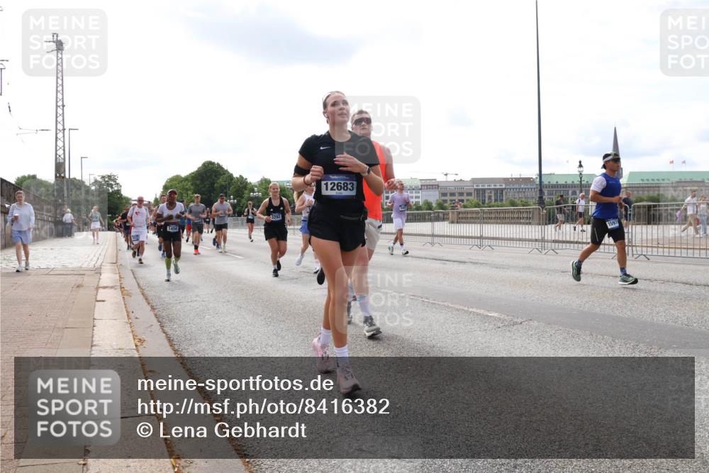 29.06.2025 - hella hamburg halbmarathon Lena Gebhardt http://msf.ph/oto/8416382 29.06.2025 10:17:46 Lombardsbrücke 1458, 3292, 12683, 1015, 1159, 1160, 1204, 1274, 1458, 1477, 1622, 1641, 1749, 1795, 2094, 2259, 2305, 2548, 2860, 2931, 3138, 3292, 3802, 3803, 4194, 4218, 4852, 5002, 5004, 5290, 5611, 5733, 6254, 6336, 6352, 6520, 6786, 7011, 7094, 7258, 7291, 7410, 7413, 7445, 7566, 7641, 7649, 7844, 7882, 8128, 8144, 8210, 8248, 8309, 8351, 8433, 8607, 8799, 8895, 9400, 9717, 9734, 9798, 9848, 9964, 10174, 10332, 10509 meine-sportfotos.de