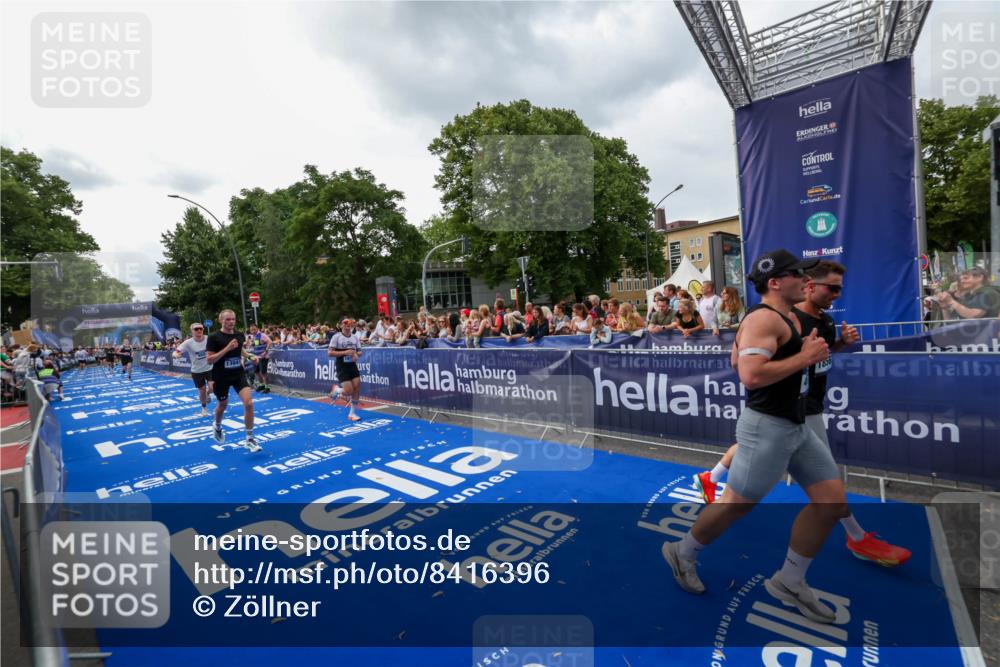 29.06.2025 - hella hamburg halbmarathon Zöllner http://msf.ph/oto/8416396 29.06.2025 10:27:35 Ziel 2203, 4678, 7651, 9804, 12341, 13941, 17354, 18567, 19114 meine-sportfotos.de