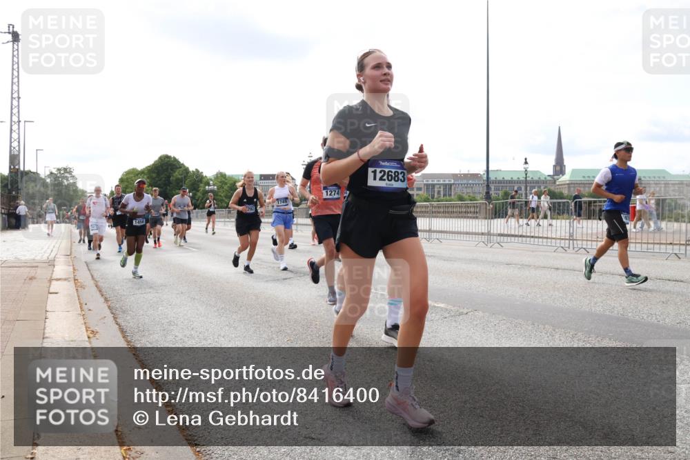 29.06.2025 - hella hamburg halbmarathon Lena Gebhardt http://msf.ph/oto/8416400 29.06.2025 10:17:46 Lombardsbrücke 1458, 413, 1749, 1274, 12683, 1015, 1159, 1160, 1204, 1274, 1458, 1477, 1622, 1641, 1749, 1795, 2094, 2259, 2305, 2548, 2860, 2931, 3138, 3292, 3802, 3803, 4194, 4218, 4852, 5002, 5004, 5290, 5611, 5733, 6254, 6336, 6352, 6520, 6786, 7011, 7094, 7258, 7291, 7410, 7413, 7445, 7566, 7641, 7649, 7844, 7882, 8128, 8144, 8210, 8248, 8309, 8351, 8433, 8607, 8799, 8895, 9400, 9717, 9734, 9798, 9848, 9964, 10174, 10332, 10509 meine-sportfotos.de