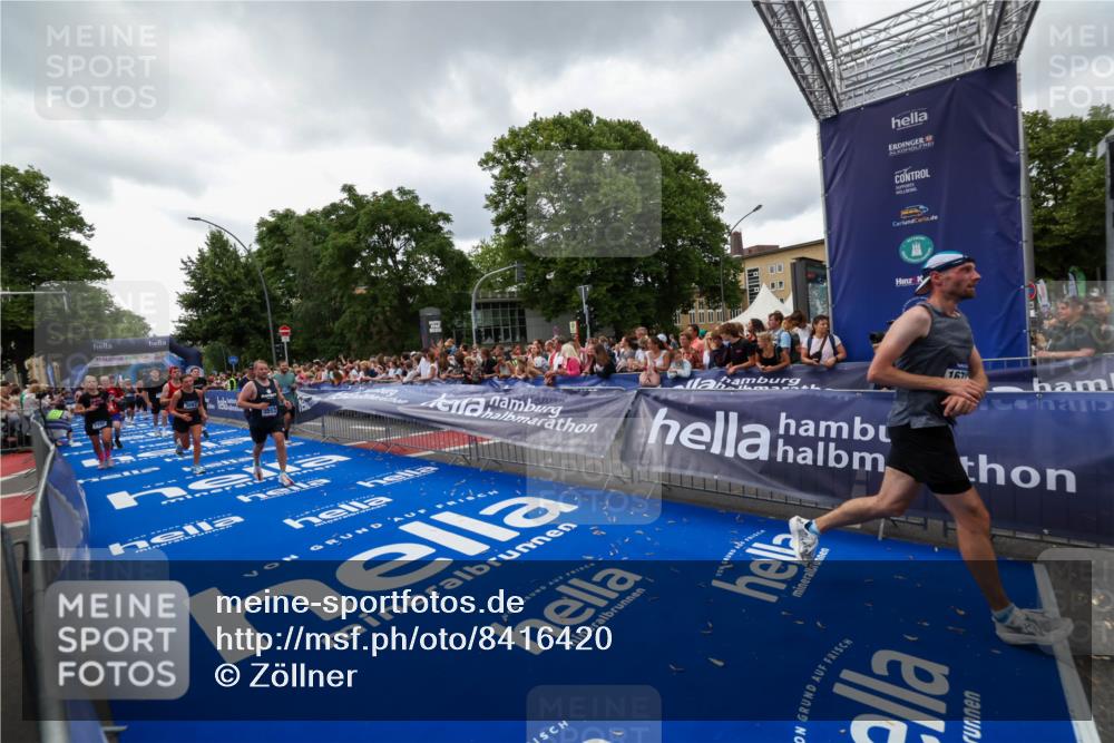 29.06.2025 - hella hamburg halbmarathon Zöllner http://msf.ph/oto/8416420 29.06.2025 10:50:04 Ziel 1216, 1321, 2020, 3692, 3852, 7100, 7657, 8454, 9031, 9213, 9303, 12271, 12733, 13225, 13758, 16403, 16716, 16732, 18884, 19112 meine-sportfotos.de