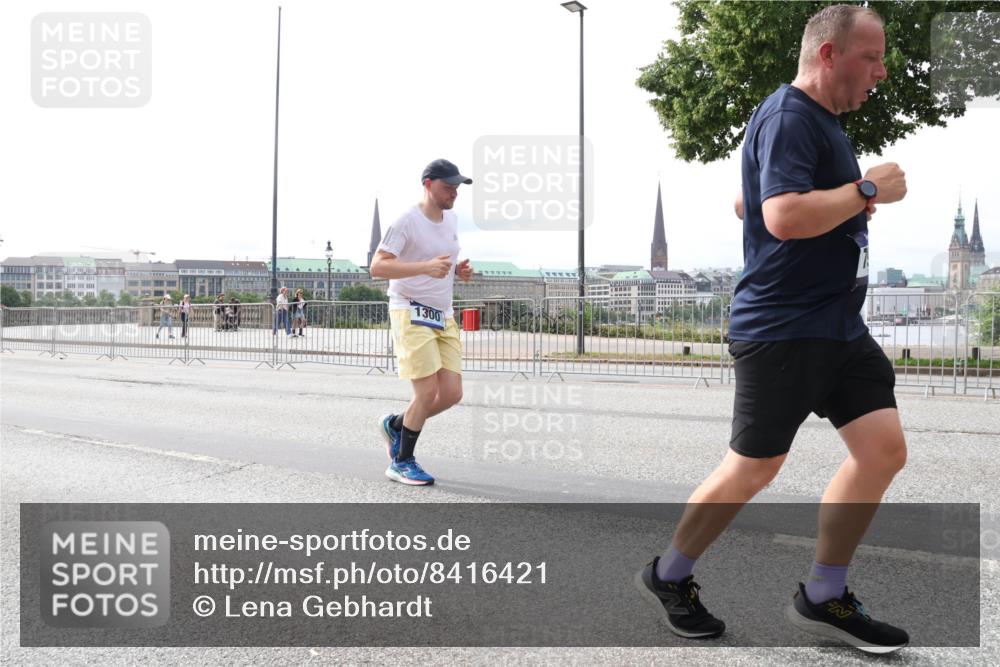29.06.2025 - hella hamburg halbmarathon Lena Gebhardt http://msf.ph/oto/8416421 29.06.2025 10:26:36 Lombardsbrücke 1300, 1300, 1973, 2643, 3617, 4267, 4268, 4315, 4507, 4509, 4844, 6159, 6625, 6905, 7069, 7929, 8079, 8306, 8357, 8674, 8942, 9186, 11107, 11270, 11740, 12071, 12126, 12826, 12827, 13264, 14726, 14930, 15027, 15807, 15878, 16788, 17300, 17675, 17712, 18074, 18087, 18516, 18962 meine-sportfotos.de
