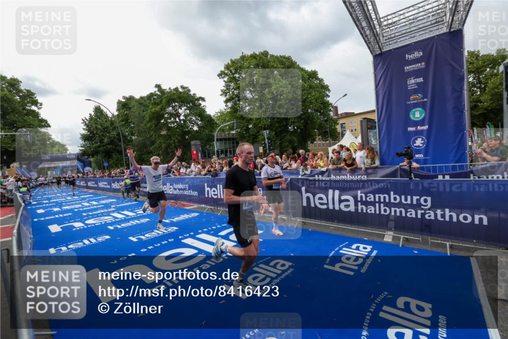 29.06.2025 - hella hamburg halbmarathon Zöllner http://msf.ph/oto/8416423 29.06.2025 10:27:36 Ziel 2203, 4678, 7651, 9804, 12341, 13941, 17354, 18567, 18832, 19114 meine-sportfotos.de