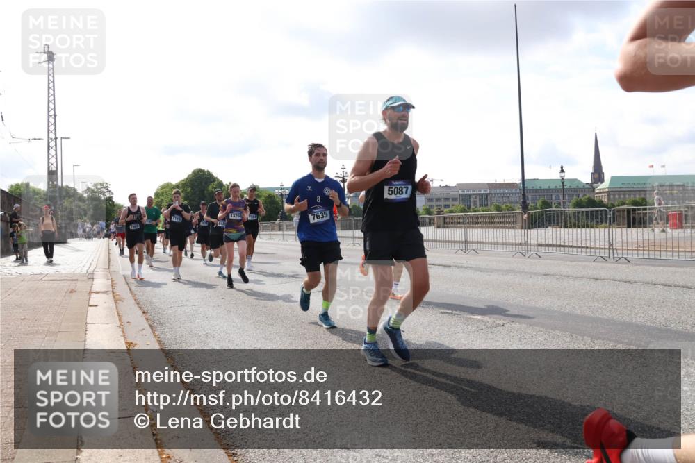 29.06.2025 - hella hamburg halbmarathon Lena Gebhardt http://msf.ph/oto/8416432 29.06.2025 09:51:01 Lombardsbrücke 7635, 5087, 1209, 1256, 1358, 1441, 1677, 1697, 1700, 1941, 1962, 2546, 2579, 3056, 3626, 3700, 3947, 4205, 4229, 4380, 4854, 4888, 4889, 4893, 5026, 5087, 5275, 5387, 5472, 5506, 5508, 5752, 5916, 6080, 6429, 6593, 6639, 6686, 6687, 6721, 6901, 7026, 7110, 7116, 7284, 7635, 7693, 8091, 8122, 8319, 8574, 8958, 8966, 9262, 9313, 9371, 9380, 9755, 9833, 9885, 10064, 10193, 10415, 10469, 10783, 10922, 11281, 11284, 11305, 11907, 12153 meine-sportfotos.de