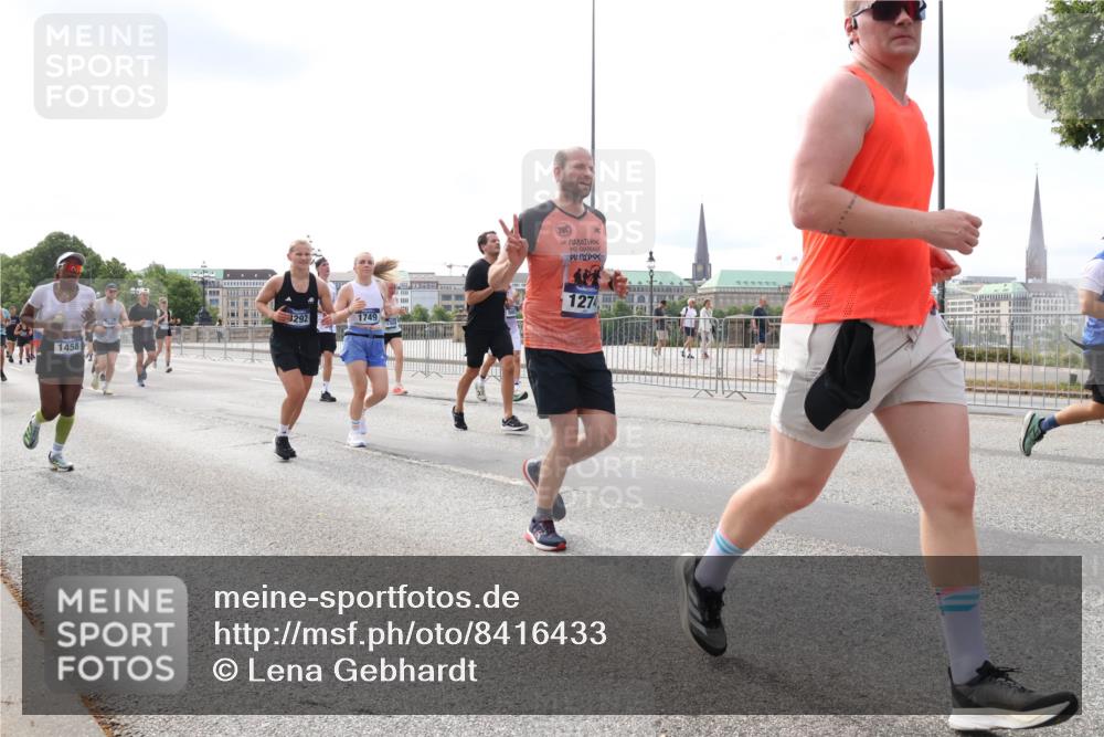29.06.2025 - hella hamburg halbmarathon Lena Gebhardt http://msf.ph/oto/8416433 29.06.2025 10:17:47 Lombardsbrücke 8292, 1458, 38, 1749, 1274, 1015, 1159, 1160, 1204, 1268, 1274, 1458, 1477, 1622, 1641, 1749, 1795, 2094, 2147, 2259, 2305, 2548, 2860, 2931, 3138, 3292, 3802, 3803, 4194, 4218, 4852, 5002, 5004, 5290, 5611, 5733, 6254, 6336, 6352, 6520, 6786, 7011, 7094, 7258, 7291, 7410, 7413, 7445, 7566, 7641, 7649, 7838, 7844, 7882, 7883, 8128, 8144, 8210, 8248, 8309, 8351, 8433, 8607, 8799, 8895, 9400, 9717, 9734, 9798, 9848, 9964, 10174, 10332, 10509 meine-sportfotos.de