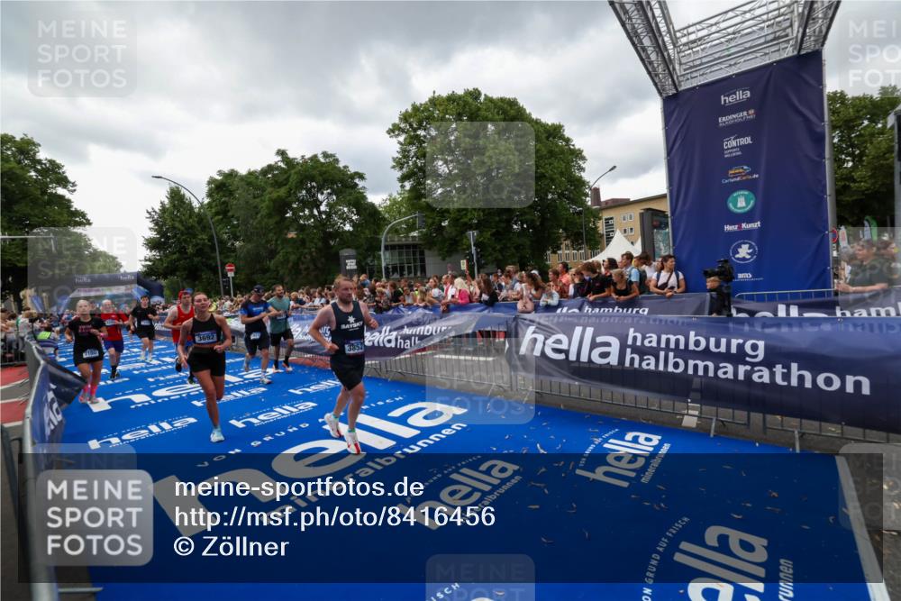29.06.2025 - hella hamburg halbmarathon Zöllner http://msf.ph/oto/8416456 29.06.2025 10:50:05 Ziel 1216, 1321, 2020, 3692, 3852, 7100, 7657, 9031, 9213, 9303, 9965, 12271, 13225, 13758, 16403, 16716, 18884, 19112 meine-sportfotos.de