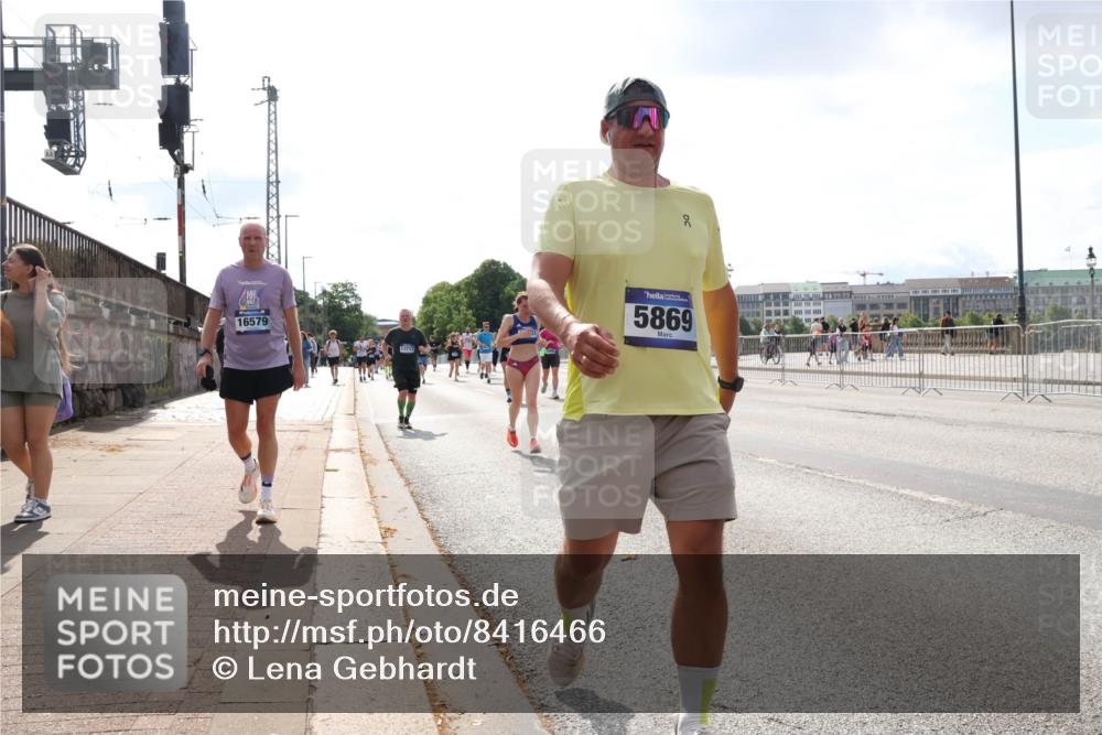 29.06.2025 - hella hamburg halbmarathon Lena Gebhardt http://msf.ph/oto/8416466 29.06.2025 10:05:13 Lombardsbrücke 16579, 13717, 5869, 1126, 1316, 1559, 1863, 1936, 1981, 2288, 2298, 2424, 2463, 2628, 2698, 3071, 3413, 3578, 4014, 4220, 4394, 4538, 4951, 5073, 6059, 6907, 6908, 7302, 7826, 8049, 8089, 8999, 9007, 9019, 9075, 9165, 9559, 9680, 10694, 11088, 11551, 11595, 11784, 11873, 12125, 12557, 13221, 13242, 13327, 13717, 14203, 14465, 14642, 16092, 16134, 16357, 16478, 16546, 16579, 16847, 17112, 17707, 17814, 17818, 18189, 18616, 18617, 19034 meine-sportfotos.de