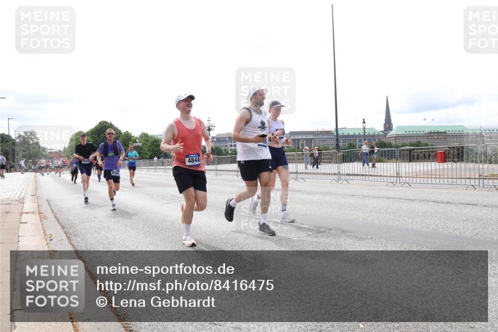29.06.2025 - hella hamburg halbmarathon Lena Gebhardt http://msf.ph/oto/8416475 29.06.2025 10:26:38 Lombardsbrücke 8079, 9186, 4844, 1300, 1973, 2045, 2643, 3617, 4267, 4268, 4315, 4507, 4509, 4844, 6159, 6625, 6905, 7069, 7929, 8079, 8306, 8357, 8942, 9186, 11107, 11270, 11740, 12071, 12126, 12826, 12827, 13264, 14930, 15027, 15807, 15878, 16479, 16788, 17300, 17675, 17712, 18074, 18087, 18516, 18962, 18978 meine-sportfotos.de