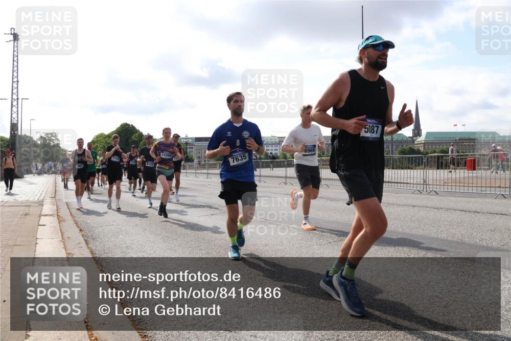 29.06.2025 - hella hamburg halbmarathon Lena Gebhardt http://msf.ph/oto/8416486 29.06.2025 09:51:01 Lombardsbrücke 7116, 1962, 13268, 72, 8122, 7635, 8966, 5087, 1209, 1256, 1358, 1441, 1677, 1697, 1700, 1941, 1962, 2546, 2579, 3056, 3626, 3700, 3947, 4205, 4229, 4380, 4854, 4888, 4889, 4893, 5026, 5087, 5275, 5387, 5472, 5506, 5508, 5752, 5916, 6080, 6429, 6593, 6639, 6686, 6687, 6721, 6901, 7026, 7110, 7116, 7284, 7635, 7693, 8091, 8122, 8319, 8574, 8958, 8966, 9262, 9313, 9371, 9380, 9755, 9833, 9885, 10064, 10193, 10415, 10469, 10783, 10922, 11281, 11284, 11305, 11907, 12153 meine-sportfotos.de