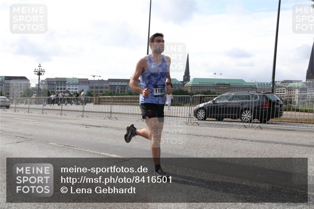 29.06.2025 - hella hamburg halbmarathon Lena Gebhardt http://msf.ph/oto/8416501 29.06.2025 09:40:35 Lombardsbrücke 1182, 34, 35, 52, 54, 5253, 6530, 6816, 9151, 9255, 9447, 9475, 10650, 11210, 11829, 12373, 12678, 14302, 15495, 16068, 16245, 16988, 17771, 18930, 19075 meine-sportfotos.de