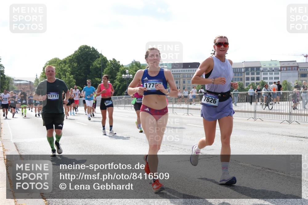 29.06.2025 - hella hamburg halbmarathon Lena Gebhardt http://msf.ph/oto/8416509 29.06.2025 10:05:14 Lombardsbrücke 13717, 1647, 9007, 8999, 177, 7826, 1126, 1559, 1863, 1936, 1981, 2288, 2298, 2424, 2628, 2698, 3071, 3413, 3578, 4014, 4220, 4394, 4538, 4951, 5073, 6059, 6907, 6908, 7302, 7826, 8049, 8089, 8999, 9007, 9019, 9075, 9165, 9559, 9680, 10343, 10694, 11088, 11551, 11595, 11784, 11873, 12125, 12557, 13221, 13242, 13327, 13717, 14203, 14465, 14642, 16092, 16134, 16357, 16478, 16546, 16579, 16847, 17112, 17707, 17814, 17818, 18189, 18616, 18617, 19034 meine-sportfotos.de