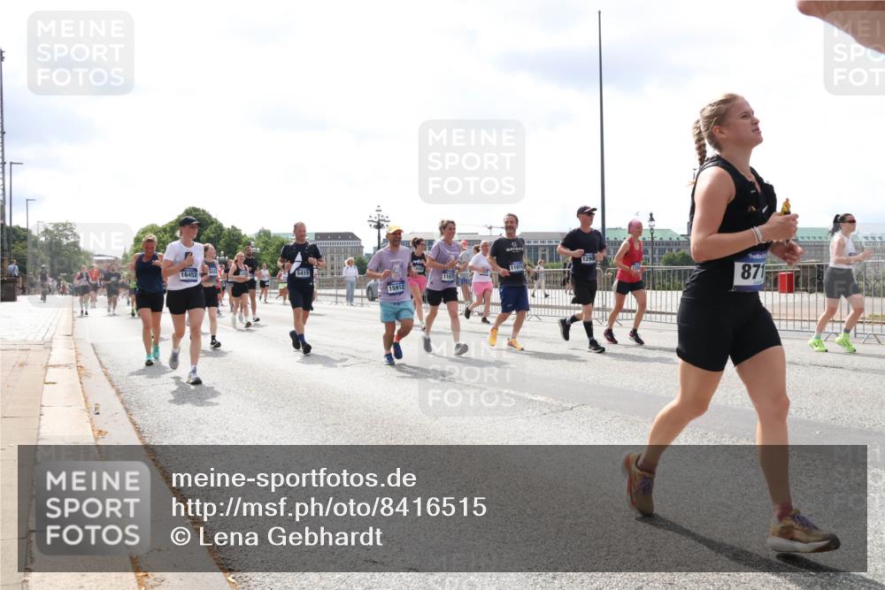29.06.2025 - hella hamburg halbmarathon Lena Gebhardt http://msf.ph/oto/8416515 29.06.2025 10:42:23 Lombardsbrücke 5419, 16452, 11074, 11075, 15912, 871, 1039, 1150, 1360, 1624, 1752, 1929, 1957, 1994, 2069, 2134, 2145, 2523, 2538, 2580, 2940, 2941, 2974, 3276, 3326, 3459, 3460, 3568, 3605, 3874, 4329, 4334, 4353, 4735, 4736, 4778, 4885, 4891, 4892, 5403, 5417, 5419, 5671, 5810, 6120, 6136, 6153, 6430, 6436, 6764, 6828, 6837, 6846, 6917, 7040, 7260, 7357, 7513, 7557, 7666, 8014, 8459, 8525, 8526, 8529, 8712, 8816, 8908, 9008, 9223, 9370, 9980, 10027, 10454, 10532, 10623, 13241 meine-sportfotos.de