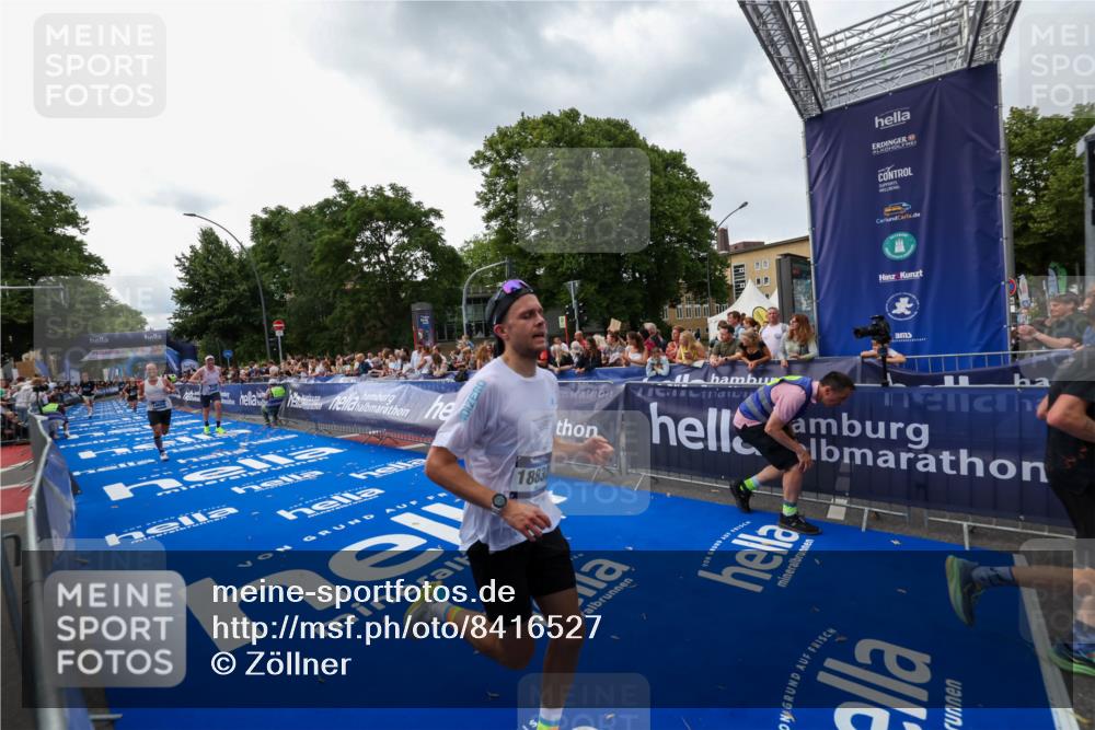 29.06.2025 - hella hamburg halbmarathon Zöllner http://msf.ph/oto/8416527 29.06.2025 10:27:44 Ziel 2203, 5367, 7651, 8731, 10655, 17354, 17893, 18832 meine-sportfotos.de