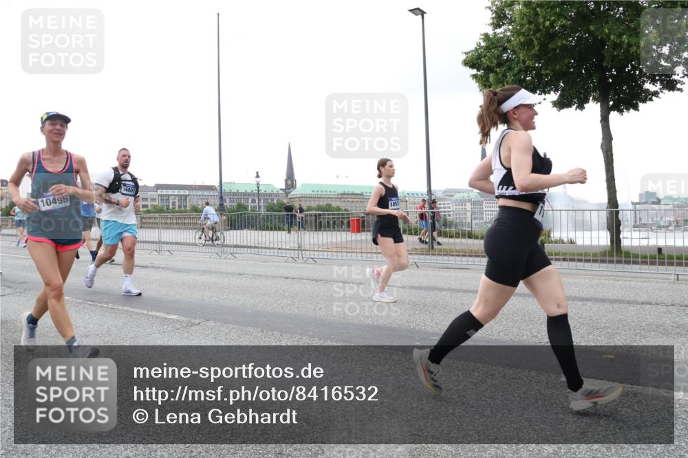 29.06.2025 - hella hamburg halbmarathon Lena Gebhardt http://msf.ph/oto/8416532 29.06.2025 10:51:48 Lombardsbrücke 10496, 16807, 1052, 1418, 1617, 1978, 1997, 2308, 2484, 2485, 2593, 2736, 2778, 3038, 3240, 3991, 4598, 4606, 4748, 4808, 4878, 5062, 5291, 5357, 5394, 5534, 5716, 5717, 6007, 6091, 6456, 6604, 6885, 6945, 6947, 6954, 6961, 7682, 7769, 7841, 7871, 7992, 8040, 8125, 8250, 8251, 8399, 8621, 8672, 9220, 9340, 9460, 9462, 9582, 9583, 9590, 9594, 9673, 9730, 9763, 10496, 10521, 10533, 10673, 10693, 10830, 11034, 11101, 11268, 11375, 11575, 11875, 12065 meine-sportfotos.de