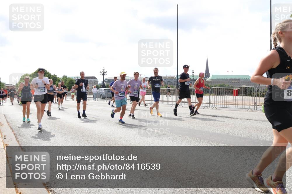 29.06.2025 - hella hamburg halbmarathon Lena Gebhardt http://msf.ph/oto/8416539 29.06.2025 10:42:23 Lombardsbrücke 16452, 459, 15912, 11075, 11074, 8, 1039, 1150, 1360, 1624, 1752, 1929, 1957, 1994, 2069, 2134, 2145, 2523, 2538, 2580, 2940, 2941, 2974, 3276, 3326, 3459, 3460, 3568, 3605, 3874, 4329, 4334, 4353, 4735, 4736, 4778, 4885, 4891, 4892, 5403, 5417, 5419, 5671, 5810, 6120, 6136, 6153, 6430, 6436, 6764, 6828, 6837, 6846, 6917, 7040, 7260, 7357, 7513, 7557, 7666, 8014, 8459, 8525, 8526, 8529, 8712, 8816, 8908, 9008, 9223, 9370, 9980, 10027, 10454, 10532, 10623, 13241 meine-sportfotos.de