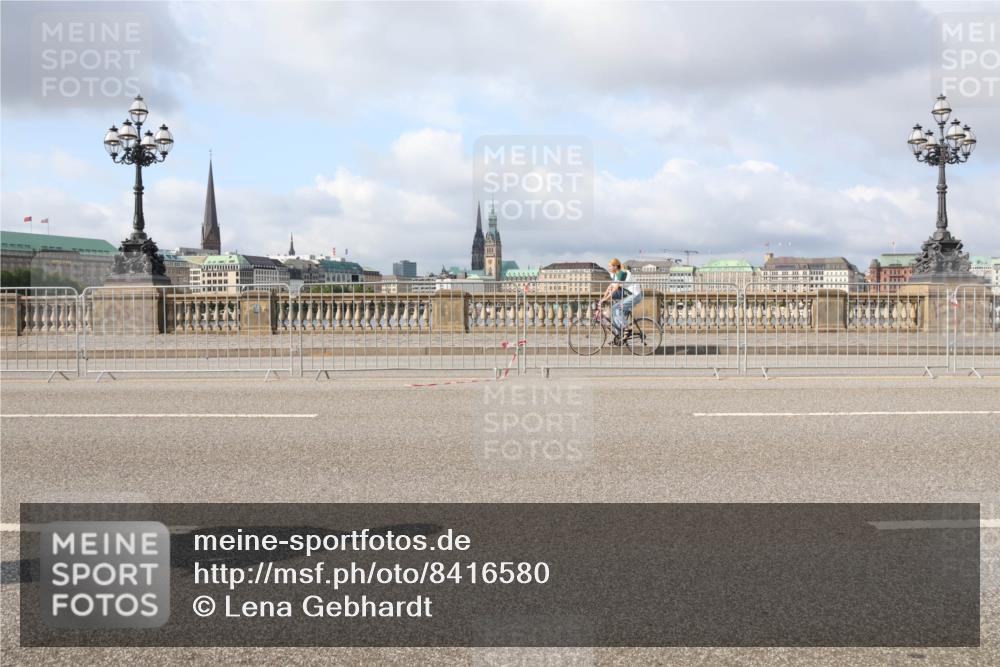 29.06.2025 - hella hamburg halbmarathon Lena Gebhardt http://msf.ph/oto/8416580 29.06.2025 08:56:57 Lombardsbrücke  meine-sportfotos.de