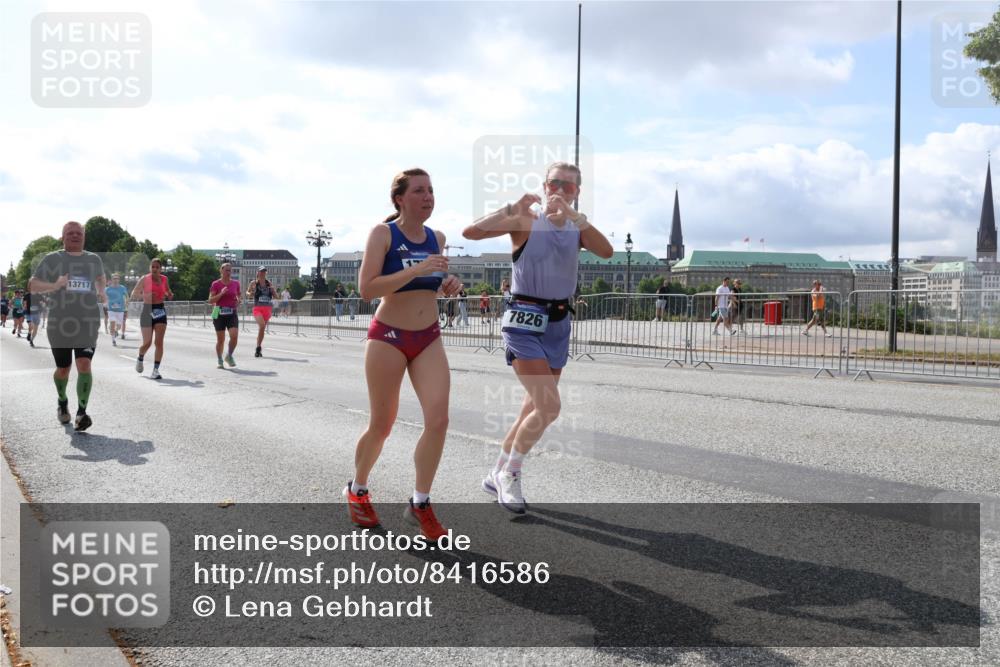 29.06.2025 - hella hamburg halbmarathon Lena Gebhardt http://msf.ph/oto/8416586 29.06.2025 10:05:14 Lombardsbrücke 13717, 7826, 1126, 1559, 1863, 1936, 1981, 2288, 2298, 2424, 2628, 2698, 3071, 3413, 3578, 4014, 4220, 4394, 4538, 4951, 5073, 6059, 6907, 6908, 7302, 7826, 8049, 8089, 8999, 9007, 9019, 9075, 9165, 9559, 9680, 10343, 10694, 11088, 11551, 11595, 11784, 11873, 12125, 12557, 13221, 13242, 13327, 13717, 14203, 14465, 14642, 16092, 16134, 16357, 16478, 16546, 16579, 16847, 17112, 17707, 17814, 17818, 18189, 18616, 18617, 19034 meine-sportfotos.de