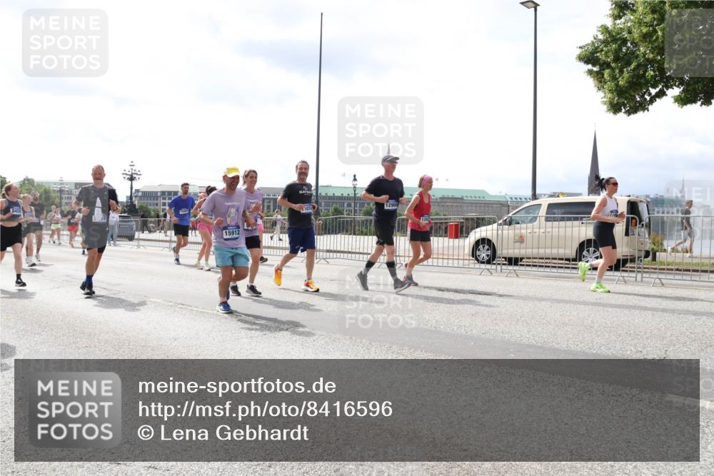 29.06.2025 - hella hamburg halbmarathon Lena Gebhardt http://msf.ph/oto/8416596 29.06.2025 10:42:23 Lombardsbrücke 8454, 15912, 1074, 12904, 1039, 1150, 1360, 1624, 1752, 1929, 1957, 1994, 2069, 2134, 2145, 2523, 2538, 2580, 2940, 2941, 2974, 3276, 3326, 3459, 3460, 3568, 3605, 3874, 4329, 4334, 4353, 4735, 4736, 4778, 4885, 4891, 4892, 5403, 5417, 5419, 5671, 5810, 6120, 6136, 6153, 6430, 6436, 6764, 6828, 6837, 6846, 6917, 7040, 7260, 7357, 7513, 7557, 7666, 8014, 8459, 8525, 8526, 8529, 8712, 8816, 8908, 9008, 9223, 9370, 9980, 10027, 10454, 10532, 10623, 13241 meine-sportfotos.de