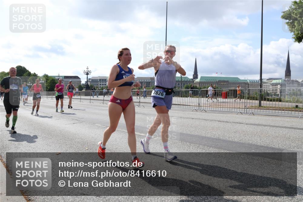 29.06.2025 - hella hamburg halbmarathon Lena Gebhardt http://msf.ph/oto/8416610 29.06.2025 10:05:15 Lombardsbrücke 13717, 7826, 1126, 1559, 1863, 1936, 1981, 2288, 2298, 2424, 2628, 3071, 3413, 3578, 4014, 4220, 4394, 4538, 4951, 5073, 6059, 6907, 6908, 7302, 7826, 8049, 8089, 8999, 9007, 9019, 9075, 9165, 9559, 9680, 10343, 10694, 11088, 11551, 11595, 11784, 11873, 12557, 13221, 13242, 13327, 13717, 14203, 14465, 14642, 16092, 16134, 16357, 16478, 16546, 16579, 16847, 17112, 17707, 17814, 17818, 18189, 18616, 18617, 19034 meine-sportfotos.de