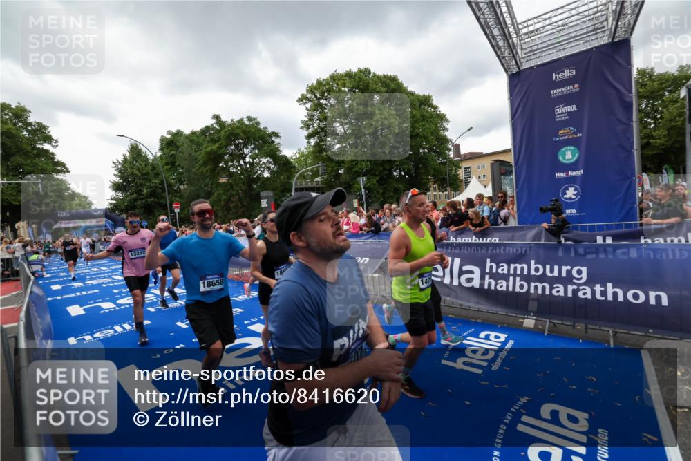 29.06.2025 - hella hamburg halbmarathon Zöllner http://msf.ph/oto/8416620 29.06.2025 10:50:14 Ziel 1119, 1507, 3296, 3562, 7176, 7930, 7932, 8313, 9965, 10371, 11607, 12203, 12235, 13282, 14257, 15620, 18228, 18657, 18658, 18811, 19040 meine-sportfotos.de
