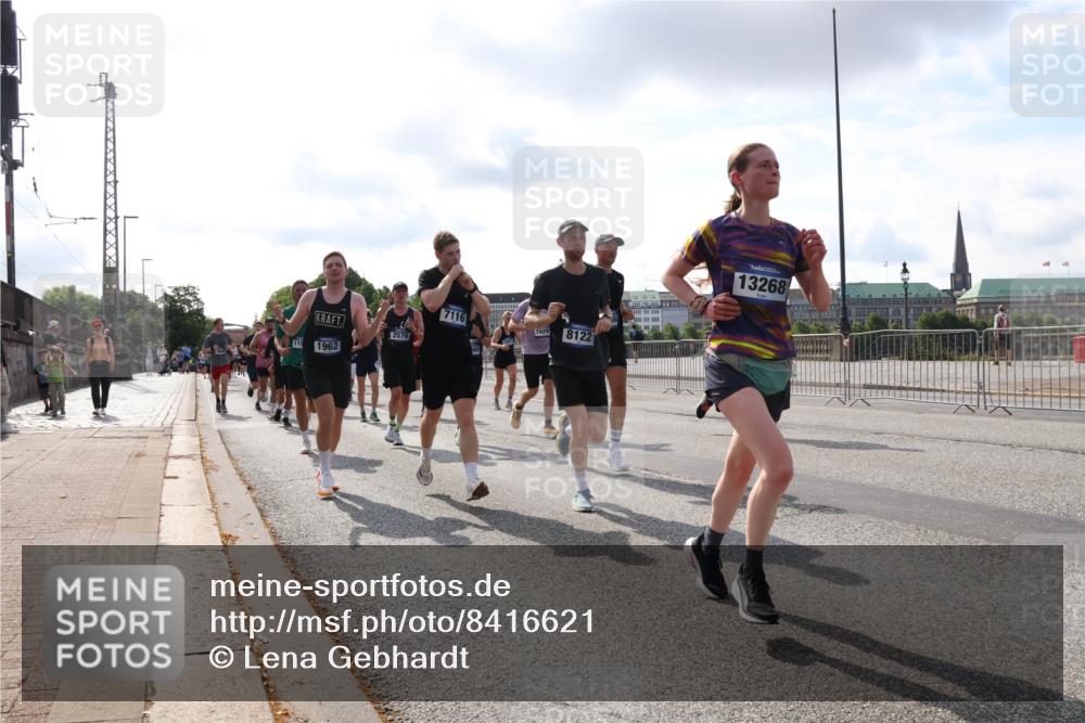 29.06.2025 - hella hamburg halbmarathon Lena Gebhardt http://msf.ph/oto/8416621 29.06.2025 09:51:02 Lombardsbrücke 1962, 2579, 7116, 1629, 8122, 13268, 1209, 1256, 1441, 1677, 1697, 1941, 1962, 2546, 2579, 3056, 3626, 3700, 3947, 4205, 4380, 4854, 4888, 4889, 4893, 5026, 5087, 5275, 5387, 5472, 5506, 5508, 5752, 5916, 6080, 6429, 6593, 6639, 6686, 6687, 6721, 6901, 7026, 7110, 7116, 7284, 7378, 7635, 7693, 7962, 8091, 8122, 8319, 8574, 8958, 8966, 9262, 9313, 9371, 9380, 9755, 9833, 9885, 10064, 10193, 10415, 10469, 10783, 10922, 11281, 11284, 11305, 11907, 12153 meine-sportfotos.de