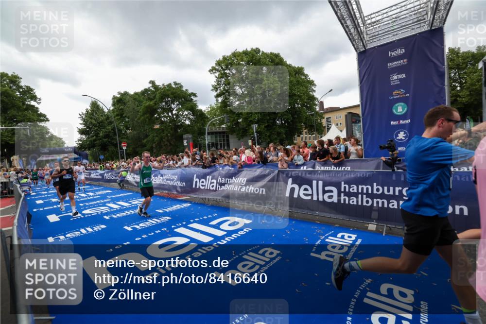29.06.2025 - hella hamburg halbmarathon Zöllner http://msf.ph/oto/8416640 29.06.2025 10:50:16 Ziel 1119, 3296, 7176, 7930, 7932, 8313, 8921, 10371, 11607, 12235, 13282, 13690, 15620, 18499, 18811, 19040 meine-sportfotos.de