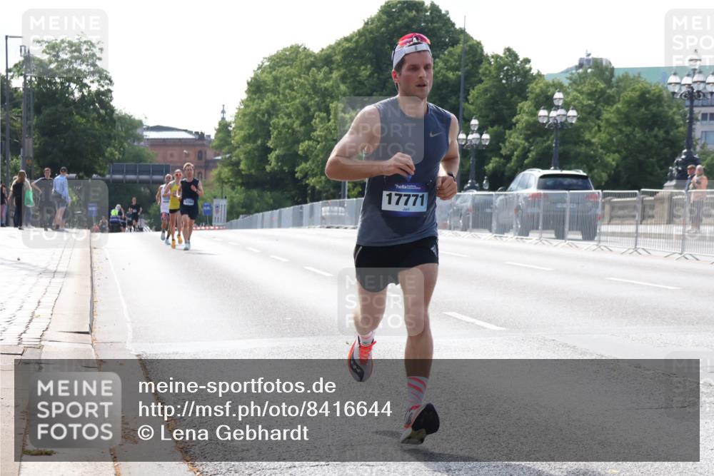 29.06.2025 - hella hamburg halbmarathon Lena Gebhardt http://msf.ph/oto/8416644 29.06.2025 09:40:40 Lombardsbrücke 14360, 17771, 34, 35, 52, 54, 5253, 6530, 6816, 9151, 9255, 9447, 9475, 10650, 11210, 11829, 12373, 12678, 14302, 14360, 15495, 16068, 16245, 16988, 17771, 18930, 19075 meine-sportfotos.de