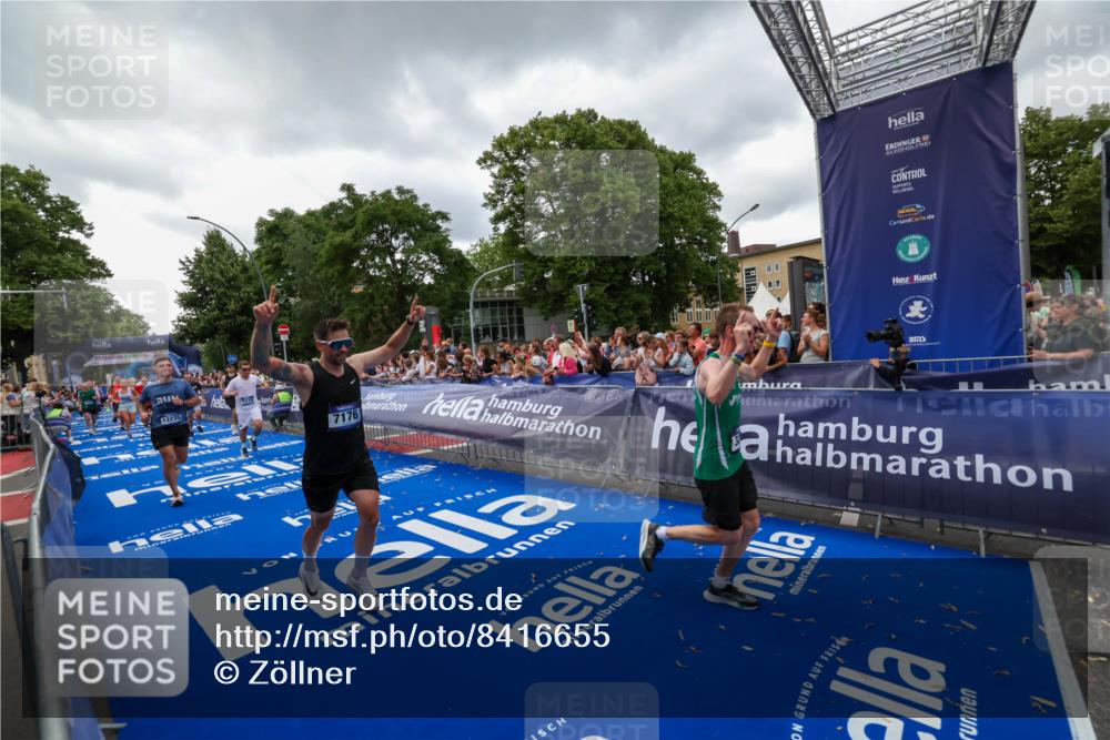 29.06.2025 - hella hamburg halbmarathon Zöllner http://msf.ph/oto/8416655 29.06.2025 10:50:17 Ziel 1119, 3296, 4933, 7176, 7930, 7932, 8921, 10371, 11607, 12235, 13609, 13690, 15620, 16000, 18499, 18811, 19040 meine-sportfotos.de