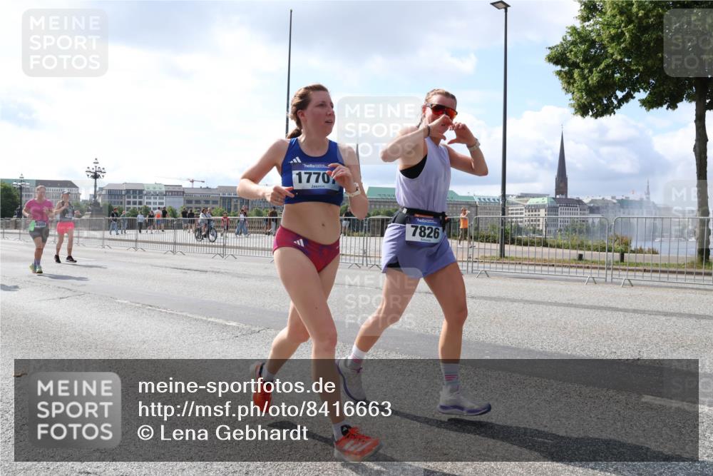 29.06.2025 - hella hamburg halbmarathon Lena Gebhardt http://msf.ph/oto/8416663 29.06.2025 10:05:15 Lombardsbrücke 1770, 7826, 1126, 1559, 1863, 1936, 1981, 2288, 2298, 2424, 2628, 3071, 3413, 3578, 4014, 4220, 4394, 4538, 4951, 5073, 6059, 6907, 6908, 7302, 7826, 8049, 8089, 8999, 9007, 9019, 9075, 9165, 9559, 9680, 10343, 10694, 11088, 11551, 11595, 11784, 11873, 12557, 13221, 13242, 13327, 13717, 14203, 14465, 14642, 16092, 16134, 16357, 16478, 16546, 16579, 16847, 17112, 17707, 17814, 17818, 18189, 18616, 18617, 19034 meine-sportfotos.de
