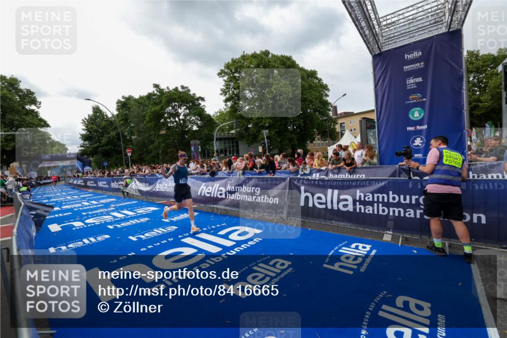 29.06.2025 - hella hamburg halbmarathon Zöllner http://msf.ph/oto/8416665 29.06.2025 10:27:52 Ziel 1122, 17893 meine-sportfotos.de
