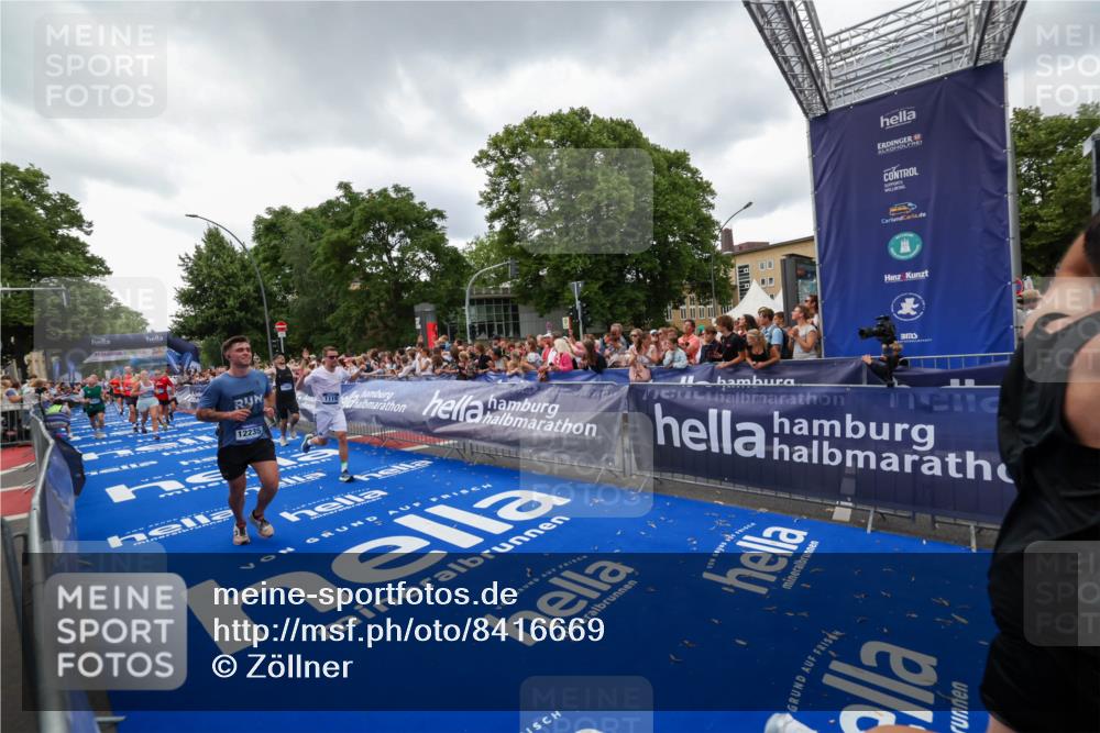 29.06.2025 - hella hamburg halbmarathon Zöllner http://msf.ph/oto/8416669 29.06.2025 10:50:18 Ziel 1119, 3296, 4933, 7176, 7930, 7932, 8921, 10371, 11607, 12235, 12949, 13609, 13690, 15620, 16000, 16242, 18499, 18811, 19040 meine-sportfotos.de