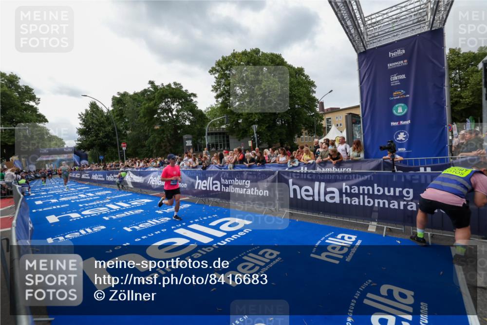 29.06.2025 - hella hamburg halbmarathon Zöllner http://msf.ph/oto/8416683 29.06.2025 10:28:01 Ziel 10106, 10485, 12189, 16377, 17488 meine-sportfotos.de