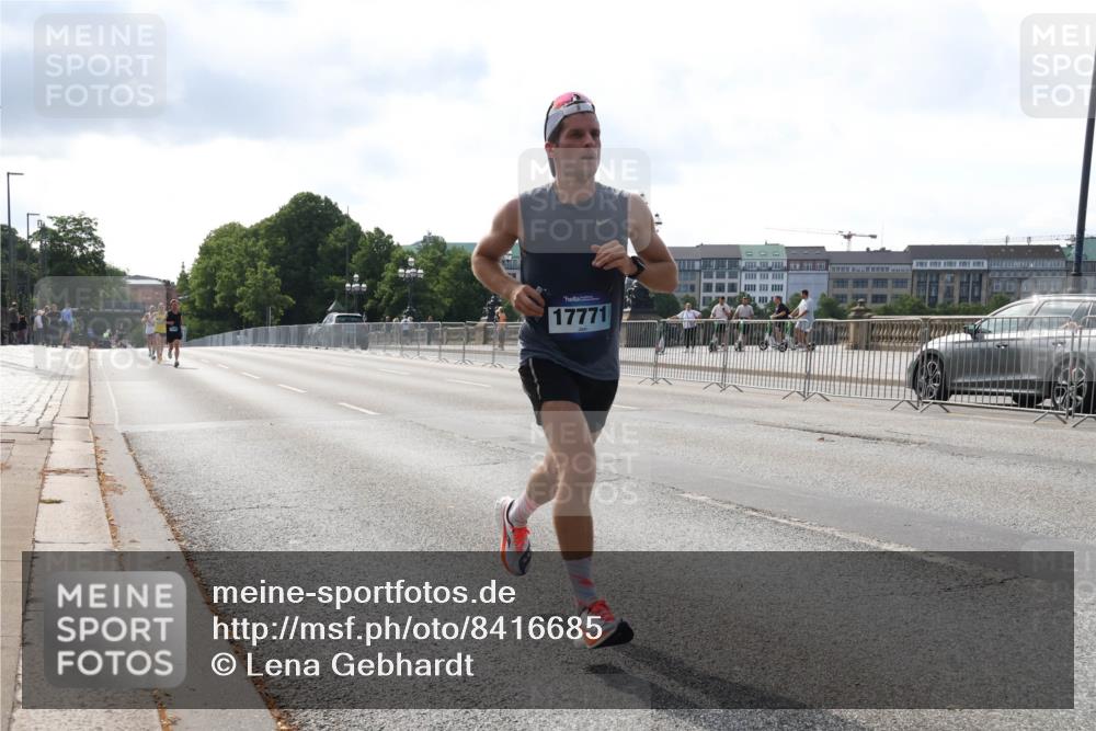 29.06.2025 - hella hamburg halbmarathon Lena Gebhardt http://msf.ph/oto/8416685 29.06.2025 09:40:41 Lombardsbrücke 17771, 34, 35, 52, 54, 5253, 6530, 6816, 9151, 9255, 9447, 9475, 10650, 11210, 11829, 12373, 12678, 14302, 14360, 14766, 15495, 16068, 16245, 16988, 17771, 18930, 19075 meine-sportfotos.de