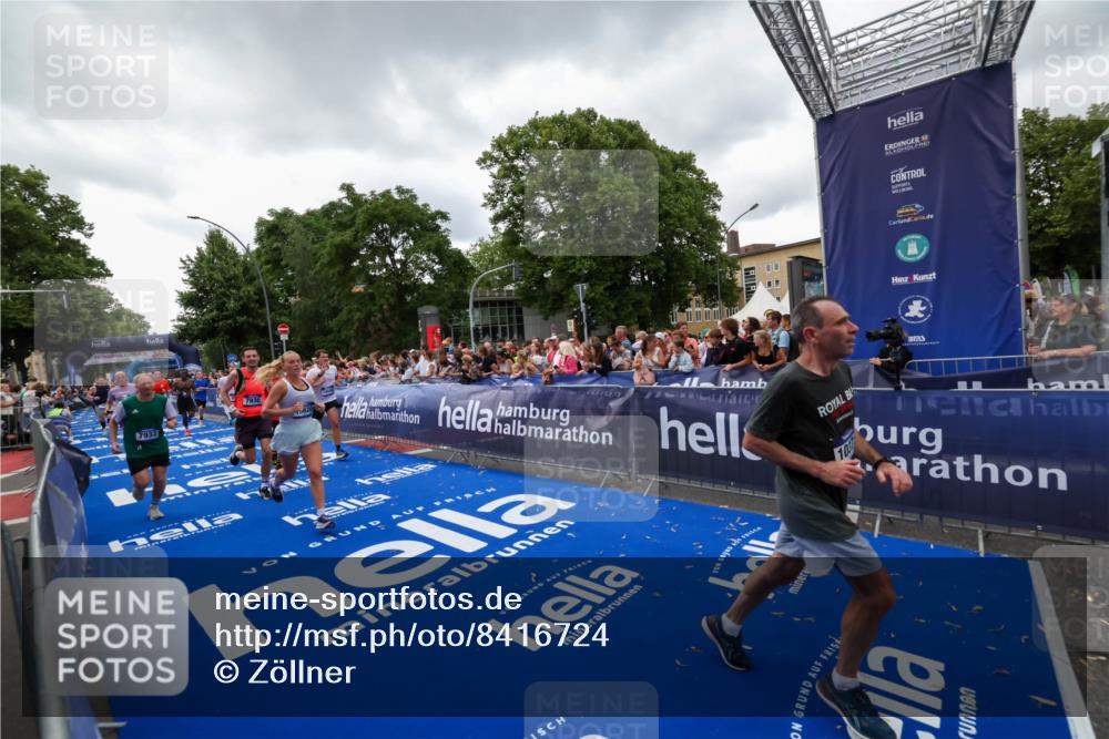 29.06.2025 - hella hamburg halbmarathon Zöllner http://msf.ph/oto/8416724 29.06.2025 10:50:21 Ziel 4933, 7930, 7932, 8921, 10371, 12949, 13609, 13690, 14034, 15620, 16000, 16242, 18499, 18811, 19040 meine-sportfotos.de