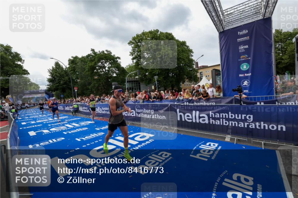 29.06.2025 - hella hamburg halbmarathon Zöllner http://msf.ph/oto/8416773 29.06.2025 10:28:06 Ziel 10106, 10485, 12189, 13383, 14757, 15883, 17488 meine-sportfotos.de
