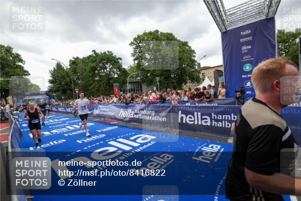 29.06.2025 - hella hamburg halbmarathon Zöllner http://msf.ph/oto/8416822 29.06.2025 10:50:29 Ziel 4127, 4247, 6795, 8153, 8899, 11455, 12035, 12624, 14034, 14626, 17319, 18394 meine-sportfotos.de