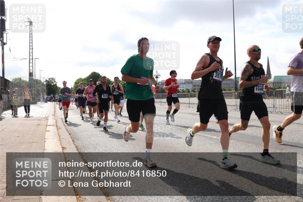 29.06.2025 - hella hamburg halbmarathon Lena Gebhardt http://msf.ph/oto/8416850 29.06.2025 09:51:04 Lombardsbrücke 124, 9833, 5387, 2579, 1046, 1136, 1256, 1441, 1677, 1941, 1962, 2546, 2579, 3056, 3626, 3700, 3947, 4205, 4854, 4888, 4889, 4893, 5026, 5087, 5275, 5387, 5472, 5506, 5508, 5752, 5916, 6080, 6429, 6593, 6639, 6686, 6687, 6721, 6901, 7110, 7116, 7284, 7378, 7635, 7693, 7962, 8091, 8122, 8319, 8574, 8958, 8966, 9262, 9313, 9371, 9380, 9755, 9833, 9885, 10064, 10193, 10415, 10469, 10783, 10922, 11281, 11284, 11305, 11907, 12153, 14201 meine-sportfotos.de