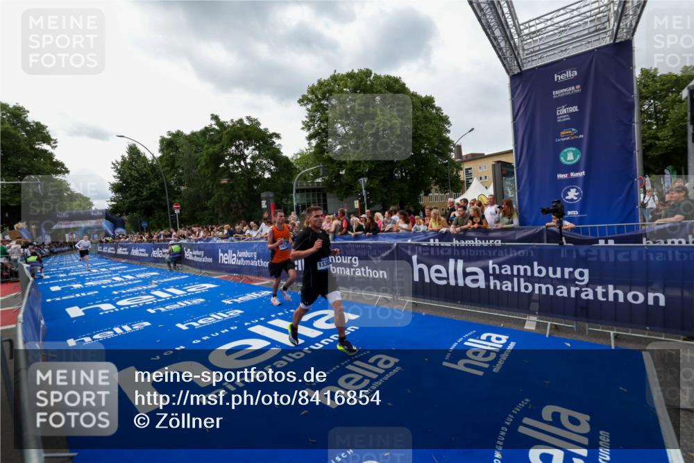 29.06.2025 - hella hamburg halbmarathon Zöllner http://msf.ph/oto/8416854 29.06.2025 10:28:10 Ziel 13383, 14757, 15883 meine-sportfotos.de