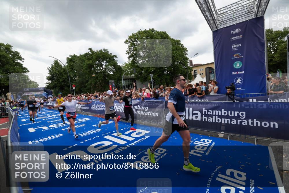 29.06.2025 - hella hamburg halbmarathon Zöllner http://msf.ph/oto/8416856 29.06.2025 10:50:33 Ziel 3414, 4127, 5447, 6282, 6795, 7397, 8153, 8576, 11214, 11455, 12624, 13812, 14626, 15803, 16806, 17179, 17247, 17319, 18394 meine-sportfotos.de