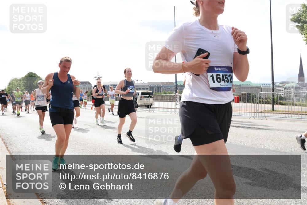 29.06.2025 - hella hamburg halbmarathon Lena Gebhardt http://msf.ph/oto/8416876 29.06.2025 10:42:25 Lombardsbrücke 10842, 8459, 16452, 1039, 1150, 1360, 1624, 1752, 1929, 1957, 1994, 2069, 2134, 2145, 2401, 2523, 2538, 2580, 2940, 2941, 2974, 3276, 3326, 3568, 3605, 3874, 4329, 4334, 4353, 4735, 4736, 4778, 4885, 4891, 4892, 5403, 5417, 5419, 5671, 5810, 6120, 6136, 6153, 6764, 6828, 6837, 6917, 7040, 7260, 7357, 7513, 7557, 7666, 8014, 8459, 8525, 8526, 8529, 8712, 8816, 8908, 9008, 9223, 9370, 9980, 10027, 10454, 10532, 10623, 10697, 13241 meine-sportfotos.de