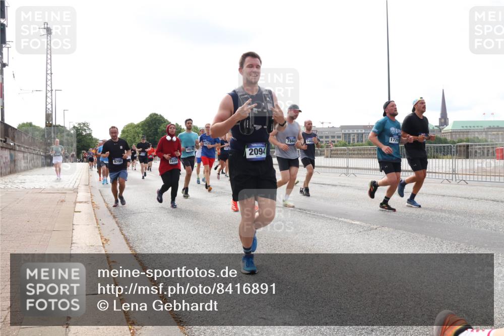 29.06.2025 - hella hamburg halbmarathon Lena Gebhardt http://msf.ph/oto/8416891 29.06.2025 10:17:51 Lombardsbrücke 16576, 9798, 16555, 18592, 2094, 7844, 1442, 1726, 1015, 1159, 1160, 1204, 1268, 1274, 1325, 1458, 1622, 1641, 1749, 1795, 1982, 2094, 2147, 2259, 2305, 2548, 2860, 2931, 3138, 3292, 3802, 3803, 3977, 4194, 4218, 4852, 5002, 5004, 5290, 5611, 5733, 6254, 6270, 6336, 6352, 6520, 6786, 7011, 7094, 7258, 7291, 7410, 7413, 7566, 7641, 7649, 7838, 7844, 7882, 7883, 8128, 8144, 8210, 8248, 8309, 8351, 8607, 8799, 8895, 9400, 9539, 9717, 9734, 9798, 9848, 9964, 10174, 10332, 10509 meine-sportfotos.de