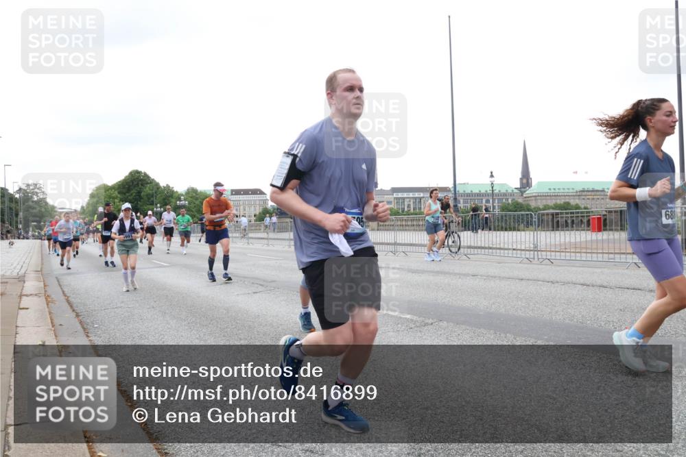29.06.2025 - hella hamburg halbmarathon Lena Gebhardt http://msf.ph/oto/8416899 29.06.2025 10:51:52 Lombardsbrücke 991, 688, 1418, 1978, 1997, 2308, 2484, 2485, 2593, 2736, 2778, 3038, 3240, 3991, 4087, 4273, 4598, 4606, 4748, 4808, 4878, 5062, 5291, 5394, 5534, 5716, 5717, 6007, 6091, 6456, 6604, 6885, 6945, 6947, 6954, 7682, 7769, 7841, 7871, 7992, 8125, 8250, 8251, 8399, 8621, 9220, 9340, 9460, 9462, 9582, 9583, 9590, 9594, 9673, 9730, 9763, 10496, 10521, 10533, 10673, 10693, 10830, 11101, 11268, 11375, 11575, 11875, 12065 meine-sportfotos.de