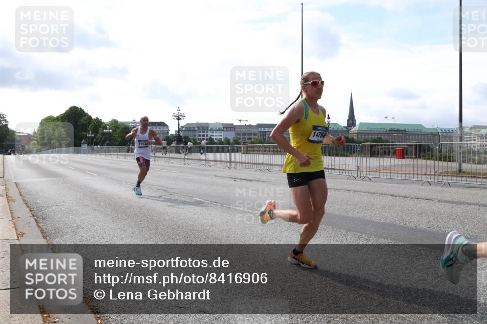 29.06.2025 - hella hamburg halbmarathon Lena Gebhardt http://msf.ph/oto/8416906 29.06.2025 09:40:49 Lombardsbrücke 1552, 14766, 34, 54, 5253, 6530, 6816, 9151, 9447, 9475, 11210, 11829, 12373, 12678, 14302, 14360, 14766, 15526, 16068, 16245, 16988, 17771, 18930 meine-sportfotos.de