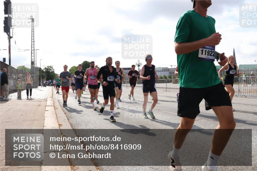 29.06.2025 - hella hamburg halbmarathon Lena Gebhardt http://msf.ph/oto/8416909 29.06.2025 09:51:05 Lombardsbrücke 1888, 4889, 12434, 9833, 87, 17649, 11922, 4, 14811, 1136, 1256, 1441, 1677, 1912, 1941, 1962, 2546, 2579, 3056, 3626, 3700, 3947, 4854, 4888, 4889, 4893, 5026, 5087, 5275, 5387, 5506, 5508, 5752, 5916, 6080, 6429, 6593, 6639, 6686, 6687, 6721, 6901, 7110, 7116, 7284, 7378, 7635, 7693, 7962, 8091, 8122, 8319, 8574, 8958, 8966, 9262, 9313, 9371, 9380, 9755, 9833, 9885, 10064, 10193, 10415, 10469, 10783, 10922, 11281, 11284, 11305, 11907, 12153, 14201 meine-sportfotos.de