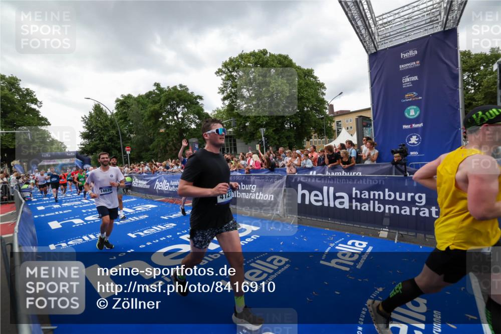 29.06.2025 - hella hamburg halbmarathon Zöllner http://msf.ph/oto/8416910 29.06.2025 10:50:35 Ziel 1750, 3414, 4127, 5447, 6282, 7397, 8153, 8576, 11214, 11455, 12624, 13812, 14626, 15803, 16806, 17179, 17247, 17319, 18006 meine-sportfotos.de